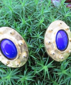 Boucle d&rsquo;oreilles Clips B.O earring classic signé Edouard Rambaud Paris mode haute couture vintage résine doré et cabochon bleu